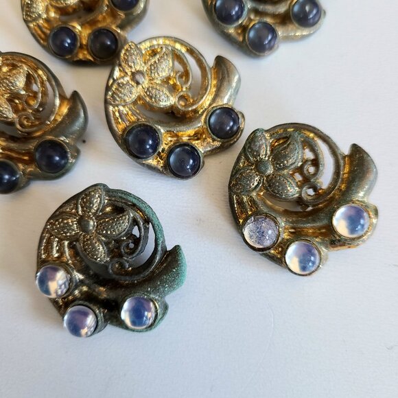 6 Vintage faux stones floral filigree style gold tone buttons. - Picture 2 of 5